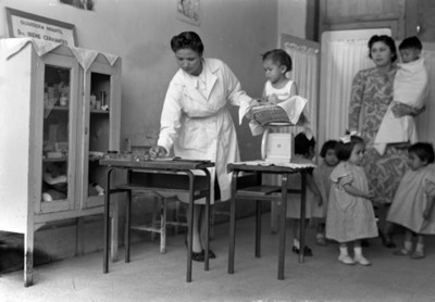 Mujeres y niños durante registro médico en la guardería Doctora Irene Cervantes