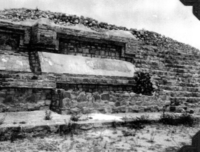 Alfarda y escalera reconstruidas, lado este
