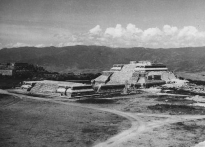 Arquitectura monumental prehispánica reconstruida