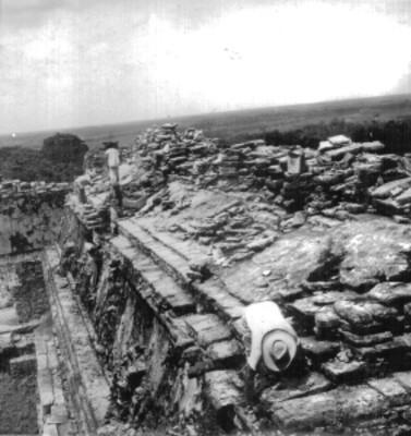 Hombres durante reconstrucción arqueológica