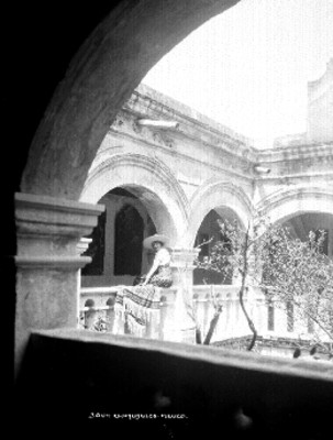 Mujer con traje de china poblana en pasillo del Convento Churubusco