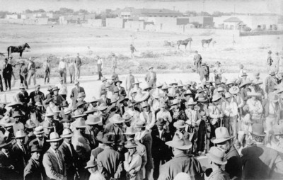 Aglomeración de revolucionarios en exterior