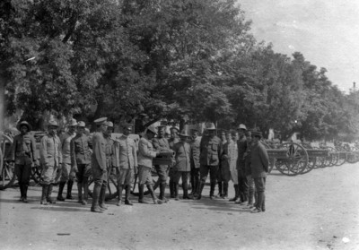 Alvaro Obregón, Julio Madero y militares conversan frente a la artillería alineada