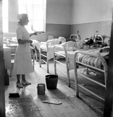 Enfermera conversa con paciente en una sala de recuperación