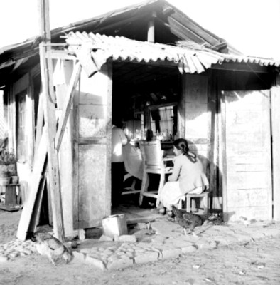 Mujer sentada en la puerta de una peluquería