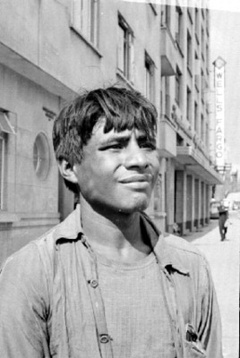 Mendigo frente a un edificio, retrato