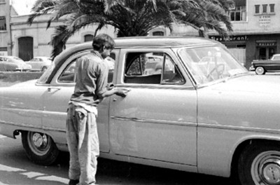 Mendigio sube a un taxi en una avenida