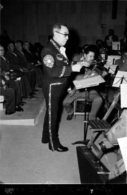 Jesús Corona dirigiendo la orquesta típica de México en un concierto