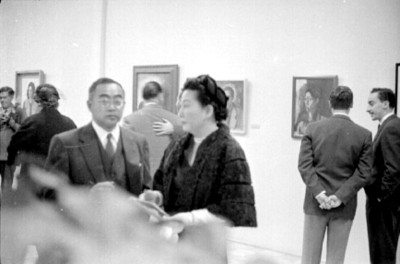 Pareja de chinos en una exposición de pintura