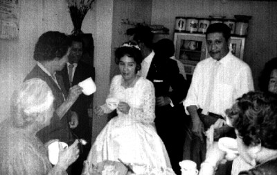 Novios festejando su boda