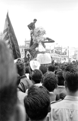 Lider habla ante manifestantes en la plaza de la Constitución