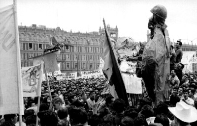 Manifestación de maestros y estudiantes en la Plaza de la Constitución