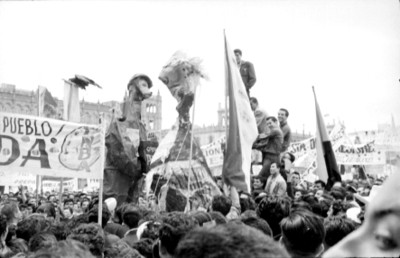 Maestros con pancartas y monigotes durante una manifestación