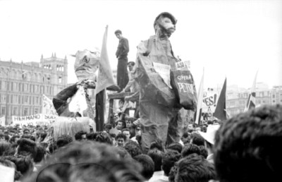 Monigote entre la multitud de manifestantes