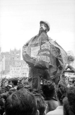 Manifestantes con un monigote de papel en la Plaza de la Constitución