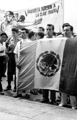 Manifestantes con una bandera