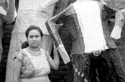 Mujer junto a judas de cartón, retrato