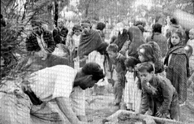 Gente durante el entierro de un niño en San Ángel