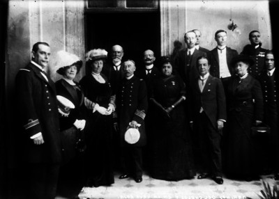Bernardo Cologan y Cologan acompañando a varios marinos del barco Carlos V y mujeres en la Cruz Roja, retrato de grupo