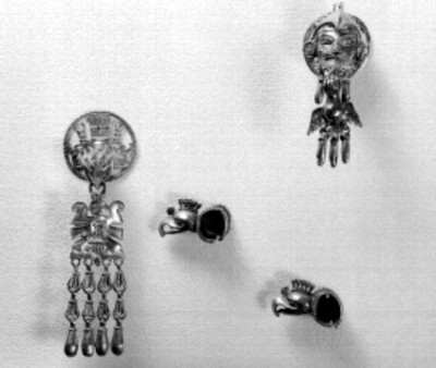 Aretes y prendedores prehispánicos encontrados en Monte Albán