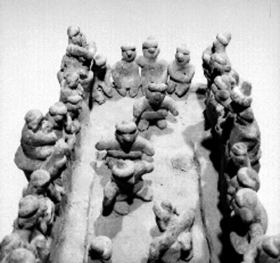 Figuras de piedra que representan el Juego de pelota