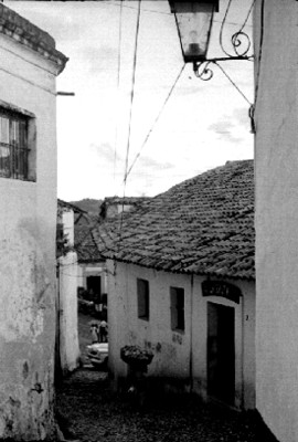 Hombre reparte pan en las calles de Taxco