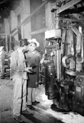 Obreros conversan en un taller