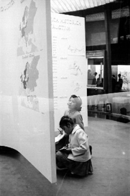 Niñas toman notas de una exposición del museo