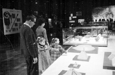 Gente observa una maqueta en el museo