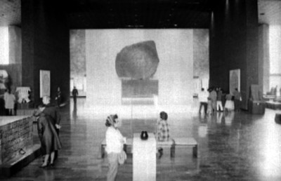 Gente observa una exposición en el museo