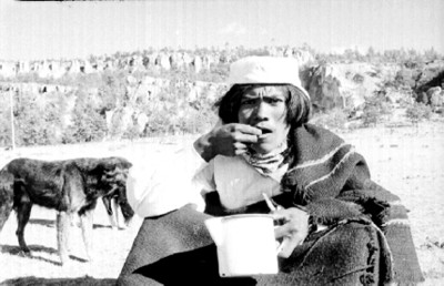 Tarahumara comiendo en un campo