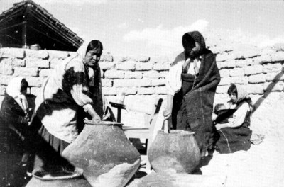 Mujeres tarahumaras preparan tesgüino