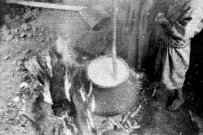 Mujer tarahumara prepara alimentos