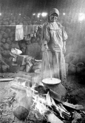 Mujer tarahumara prepara alimentos en un fogón