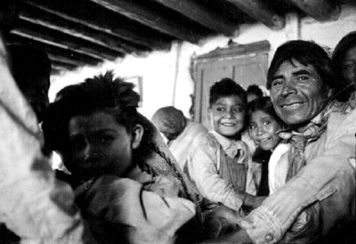 Tarahumaras en el interior de su vivienda