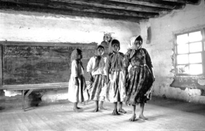 Niñas tarahumaras en un salón de clases