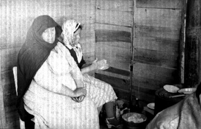 Mujeres mestizas hacen tortillas en una habitación