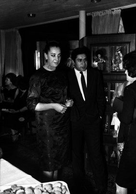 Pedro Coronel y su esposa durante una exposición