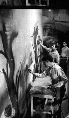 Hombres pintan escenografía en un estudio de televisión
