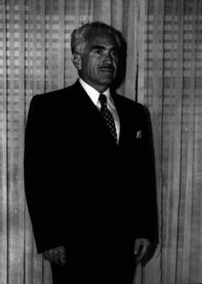 Eduardo Chávez, ingeniero, vestido de traje, retrato