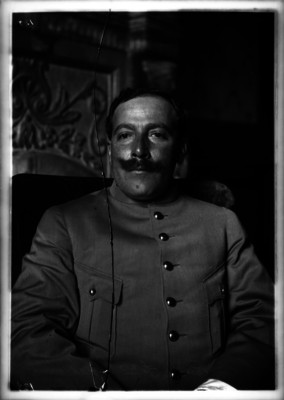 Francisco Cosío Robelo, general, sentado en el sillón de un salón, retrato