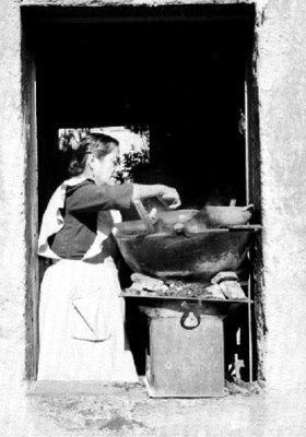Mujer sirve comida en un puesto