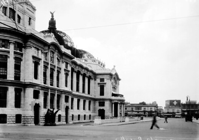 Teatro Nacional, fachada, visto desde la calle "Angela Peralta"