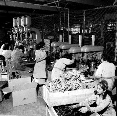 Obreras manipulan maquinaria en las instalaciones de la General Electric