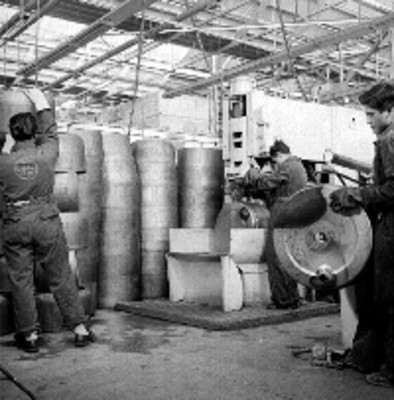 Obreros trabajan en la fábrica General Electric