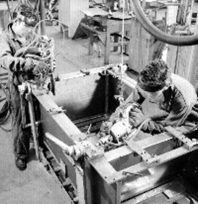 Obreros durante proceso de ensamble en la General Electric