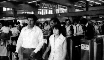 Gente entra a la estación del metro Tasqueña