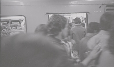 Gente aborda el metro
