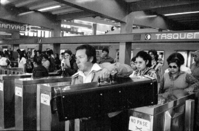 Usuarios del metro salen de los andenes de la estación Tasqueña