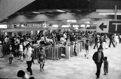 Gente sale del metro en la estación Tasqueña